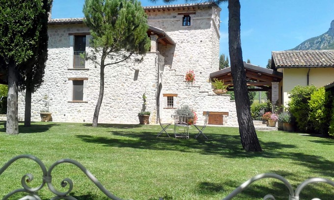 Precetto Apartamento | Casa de campo con piscina y jacuzzi para unas vacaciones en Umbría: "Wisteria House"