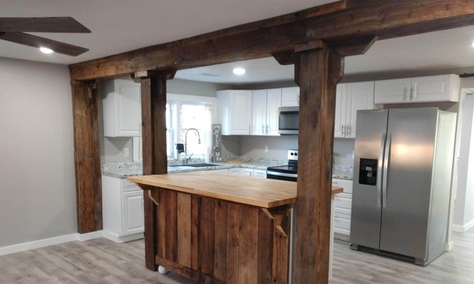 Dickson Otro | Farmhouse with relaxing space - outside city limits - pets welcome!