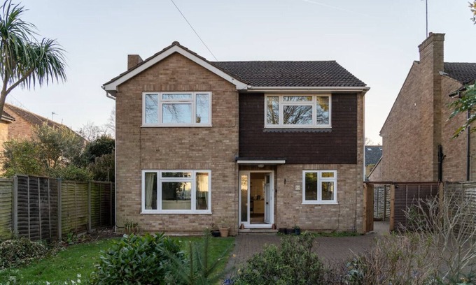 Rushmoor District Casa | Farnborough Stay - 5 Bedroom