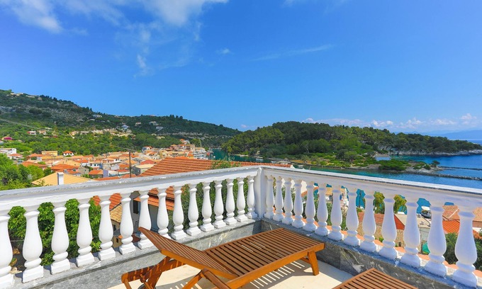 Gaios Apartamento | Faros Tria, Gaios Family studio, sleeps 3, balcony, views