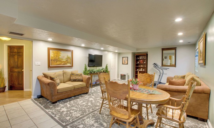 Farr West Apartamento | Farr West Apartment on Farm < 25 Mi to Ski Resorts