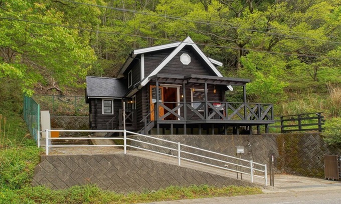Ito Casa | Fashionable charming log house standing / Ito Shizuoka