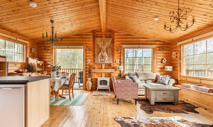 Norwich Cabina | Fat Rascals Retreat | Stunning Secluded Lakeside Lodge with free fishing on site!