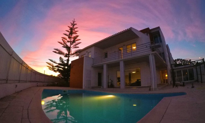 Faulha Casa | Faulha House, villa con piscina y barbacoa