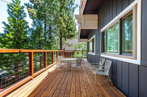 Tahoma Casa | Fawn by AvantStay Secluded Cabin w Large Deck Surrounded by Forest