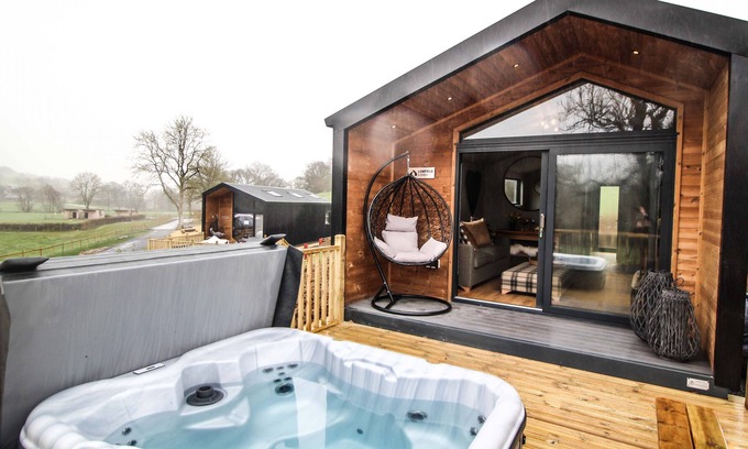 Rhayader Cabina | Fawns Rest - a cabin that sleeps 4, 1 bedroom, sofabed, hot tub