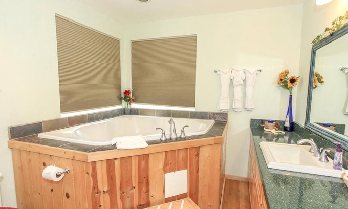 Fawnskin Cabina | Fawnskin Lakeside Cabin - Nice Cozy Duplex With Mountain Views With A Jet Tub! 1 Bedroom Cabin
