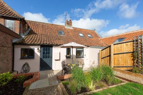 North Creake Casa | Fayette sleeps 4, 2 bedrooms, cute garden
