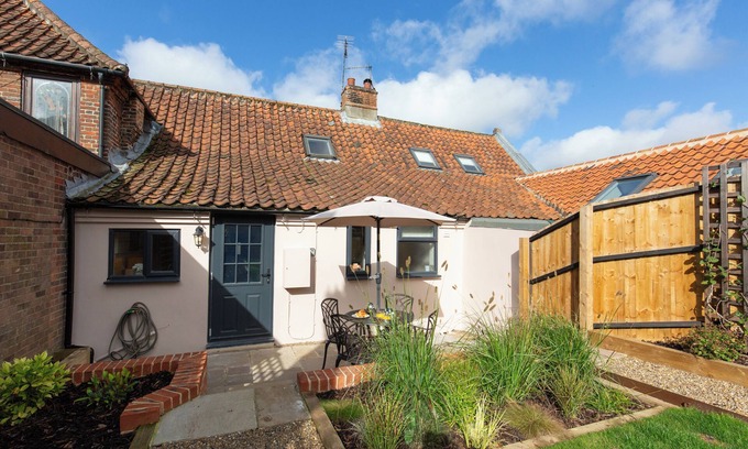 North Creake Casa | Fayette sleeps 4 (2 bedrooms), cute garden