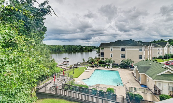 Westover Condominio | Fayetteville Autumn Escape: Lake Views + Home Gym