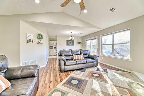 Fayetteville Casa | Fayetteville Home with Hot Tub about 3 Mi to U of A!