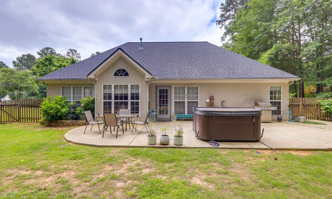 Fayetteville Casa | Fayetteville Retreat w/ Hot Tub & Fenced Yard