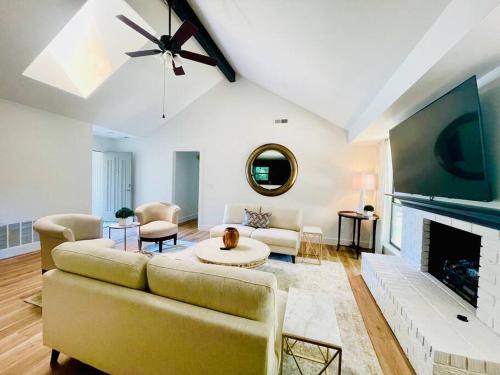 Fayetteville Casa | Fayetteville Retreat - Centrally located - Next to Washington Regional Hospital