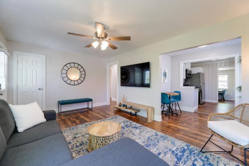 Fayetteville Casa | Fayetteville Retreat with Yard - Walk to Campus!