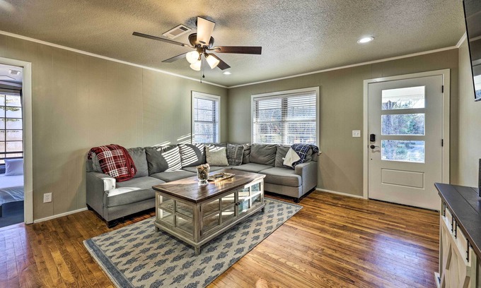 Fayetteville Casa | Fayetteville Vacation Rental - 2 Mi to Dtwn!