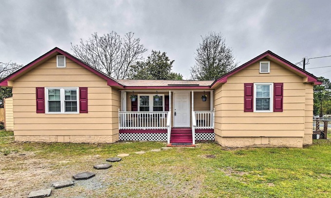 South View Casa | Fayetteville Vacation Home w/ Charcoal Grill!