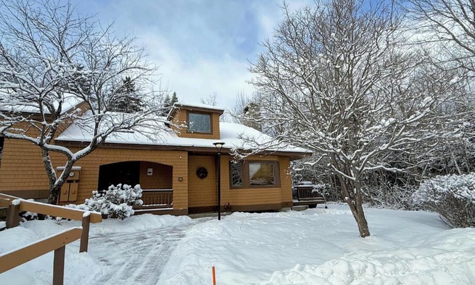 Bretton Woods Casa | FC14 Slopeside Bretton Woods cottage with AC large patio and private yard Walk to slopes