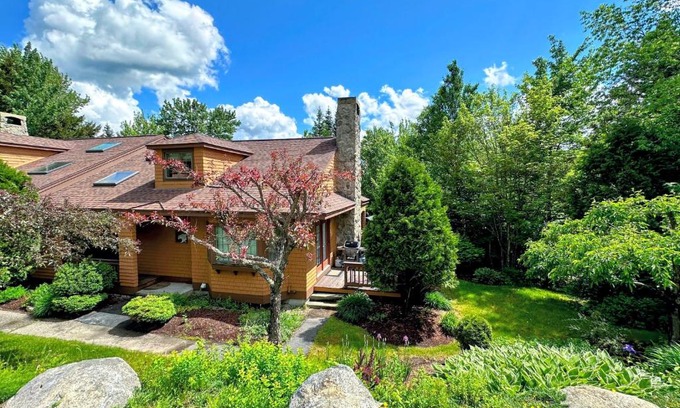 Bretton Woods Casa | FC17 Stylishly renovated Forest Cottage walk to ski trails wifi cable ping pong AC