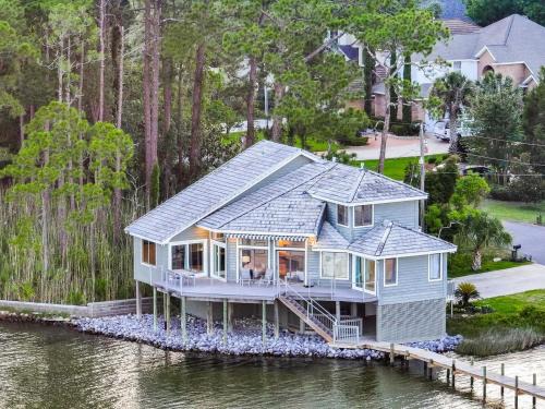 Niceville Casa | FEATURED ON HGTV'S MY LOTTERY DREAM HOME! Private dock, 15 minute boat ride to Crab Island, 20 minute drive to Destin, Pet Friendly