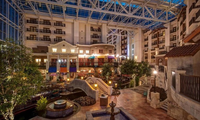 Grapevine Apartamento | Featuring a 10-acre outdoor pool facility and a European-style spa .