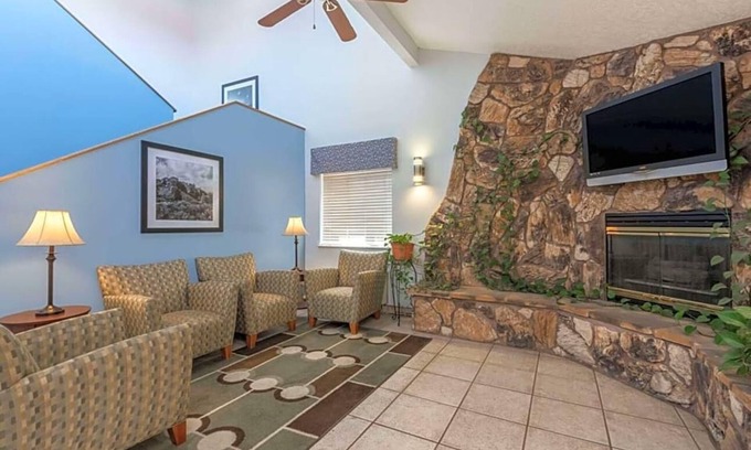 East Las Vegas Apartamento | Featuring a year round indoor pool and a hot tub .