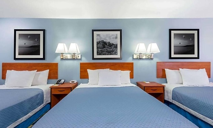 East Las Vegas Apartamento | Featuring a year round indoor pool and a hot tub .