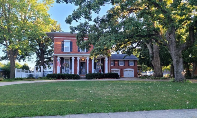 Dyersville Casa | Federalist style home close to down town minutes from the Field of Dreams!