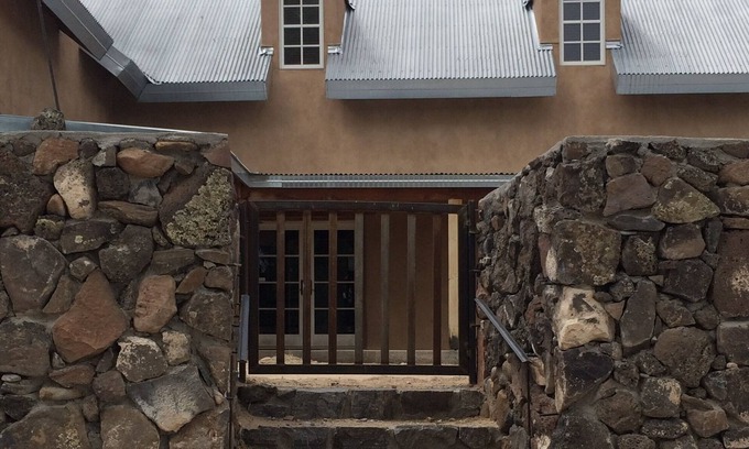Ohkay Owingeh Casa | Exquisito Adobe, privado pero cercano a todo.