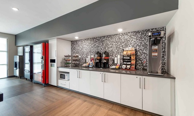 Asheville Hotel | Feel at Home: 4 Suites with 2 Beds, Kitchens & Grab-and-Go Breakfast Offered