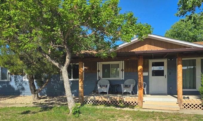 Belle Fourche Casa | Feel Right at Home in this Charming 3-bedroom house with WiFi, AC, Full Kitchen