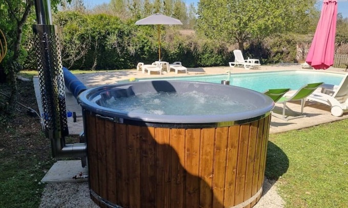 Paizay-le-Tort Cabaña | 'Felicia' 2 Bedroom Family Gite with Shared Hot Tub & Swimming Pool
