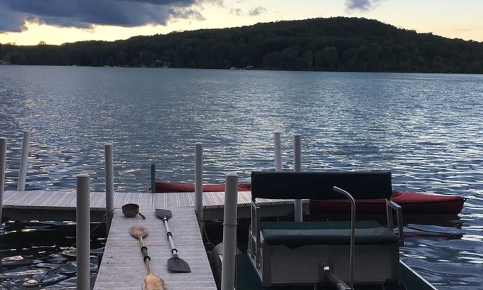 Vanderbilt Cabaña | Felker's Cottage: Classic lakefront Escape with Kayaks, Boats, and Family Fun on Huffman Lake!