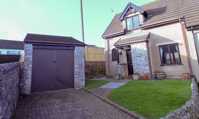 Allithwaite Cabaña | Fell View close to Lake Windermere with leisure club included.
