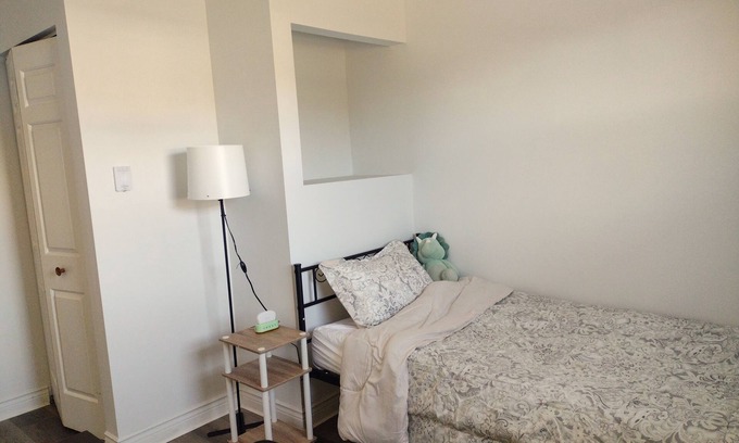Dartmouth Casa | (Female Only)Clean Private Room with work space