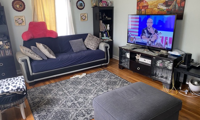 Fair Lawn Casa | FEMALES ONLY Quite safe neighborhood near NYC, transportation & mall