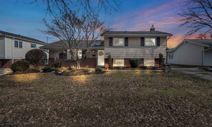 Mayfield Heights Casa | Fenced backyard - Pets OK - 3 Bd 3 Ba