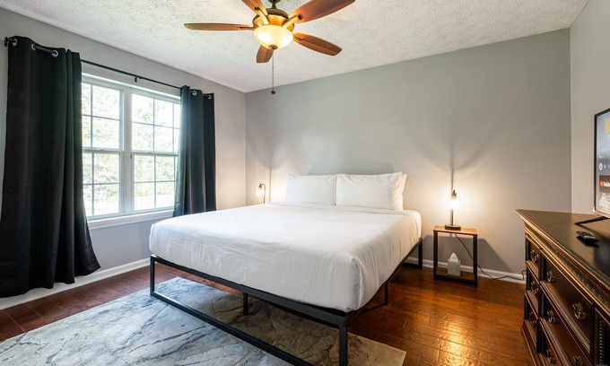 Emerson Casa | Fenced BKYD & Firepit 1 Mile To Lakepoint Sports