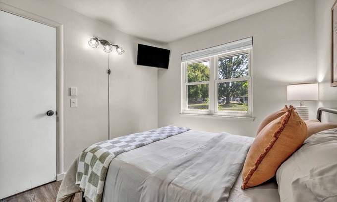 Berea Casa | Fenced & Pet-Friendly! Modern 2BR Retreat! CLE-BW