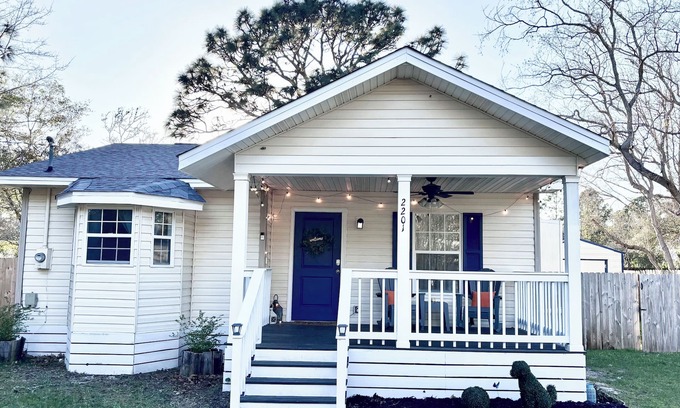 Navarre Casa | Fenced yard. Dogs ok! 4 miles to beach. Panhandle. Emerald Coast. Destin.