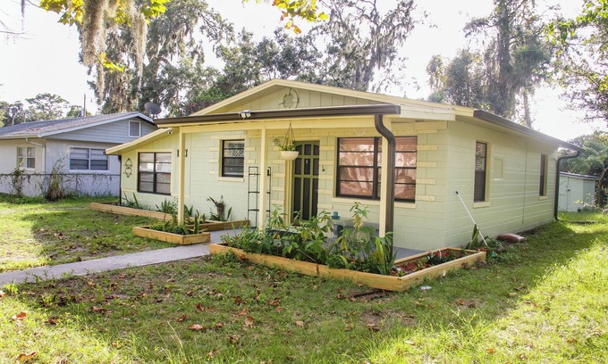 Edgewater Casa | Fenced yard lots of Parking for trailer close to beach 4 bedrooms Edgewater