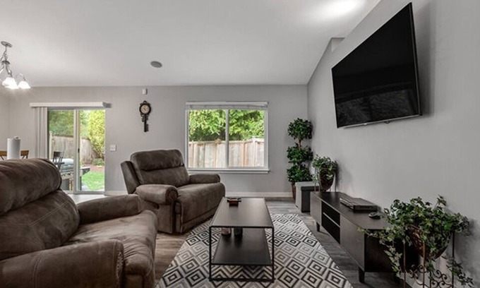 Cathcart Casa | Fenced yard - Mud proof - 3BD 2BA Apt