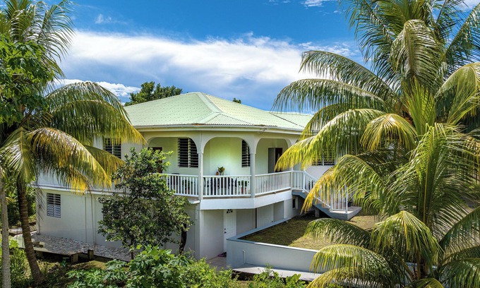 La Plaine Apartamento | Ferapalms Tropical Escape with Scenic Ocean and Mountain Views