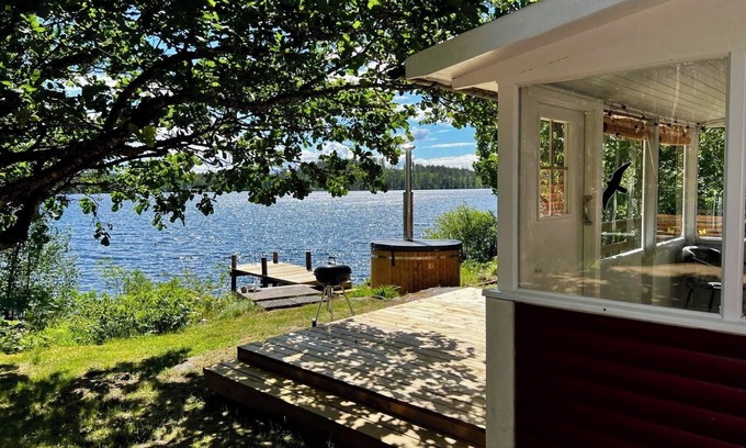 Hultsfred Casa | Ferien Direkt am See mit Sauna, Badetonne, Boot und Eigenem Steg Kpl. Saniert