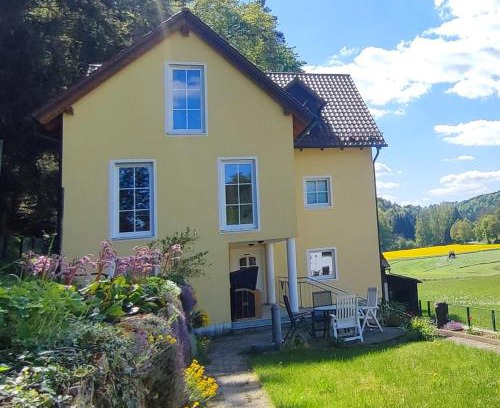 Deuerling Apartamento | Ferienhaus am Bach mit großem Garten
