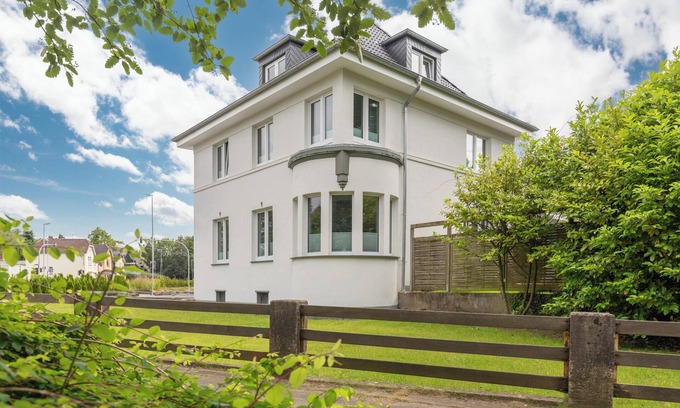 Osterhusum Casa | Ferienhaus "dat Witte Hus am Friedrichberg" in Husum für bis zu 12 Personen