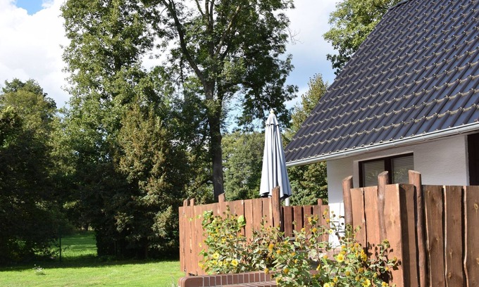Burg-Dorf Apartamento | Ferienhaus Hinterm Bismarckturm - Ferienhaus, Schlafraum, Wohnraum/küchenzeile, Du/wc/bad