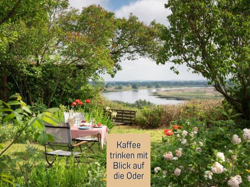 Lebus Casa | Ferienhaus Lebuser Land für bis zu 4 Personen mit 1300 qm Garten und Privatsauna, grandiosen Blick über die Oder, sonntags late check out bis 18 Uhr inklusive