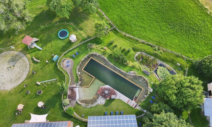 Bodnegg Apartamento | Apartamento de 2 a 6 personas, 1 a 3 dormitorios, piscina natural, zona de juegos y barbacoa, cama elástica