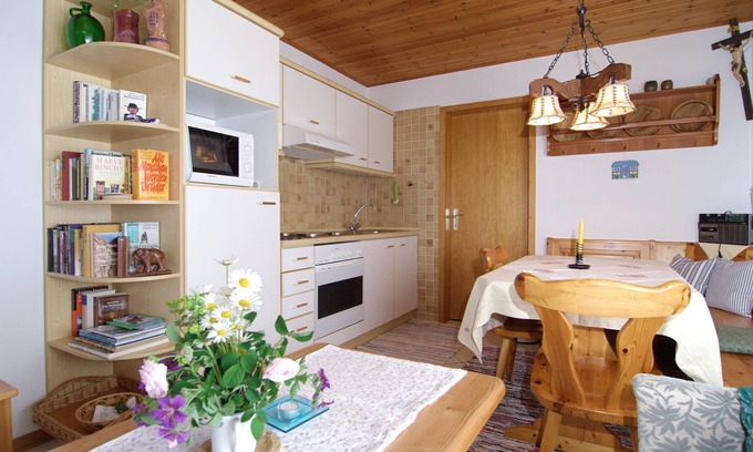 Breitbrunn a. Chiemsee Apartamento | Ferienwohnung 1 für 1-2 Personen, 50 qm, 1 Schlafzimmer, 1 Wohnküche und Südterrasse