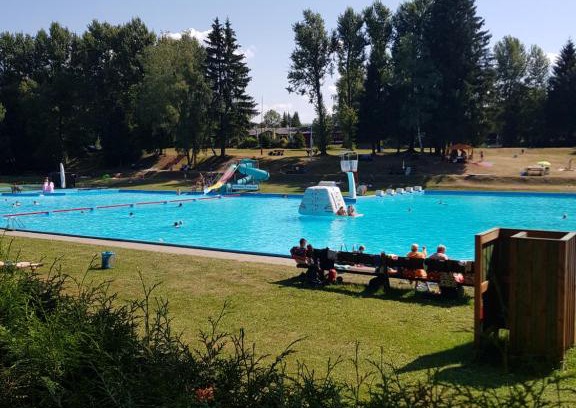 Grossbreitenbach Casa | Ferienwohnung am Schwimmbad